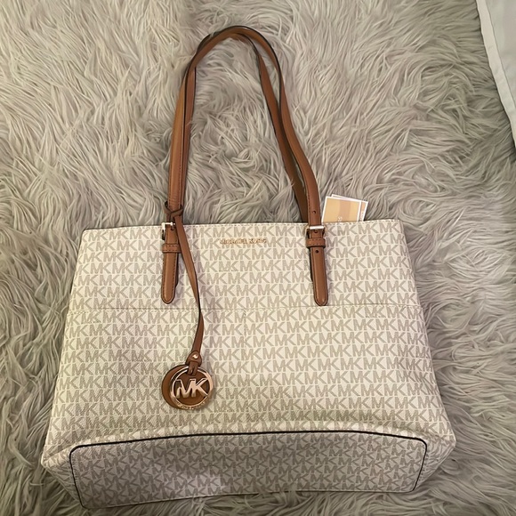 Michael Kors Handbags - Michael Kors Bedford large pocket Tote white,Still tags! New never used, leather